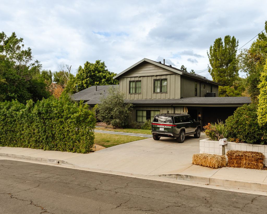 Granada Hills Residence Reimagined by Working Holiday Studio Lists for $2.2 Million, Setting a New Benchmark for Elevated Modernism in Los Angeles.