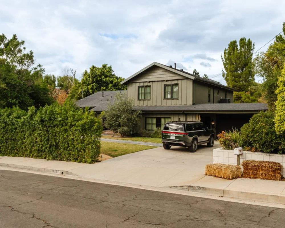 Granada Hills Residence Reimagined by Working Holiday Studio Lists for $2.2 Million, Setting a New Benchmark for Elevated Modernism in Los Angeles.