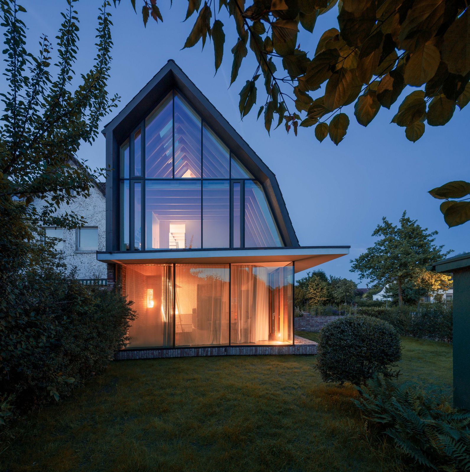 A Century of Light: Münster’s Former Military Officer’s House Transformed into a Beacon of Sustainable Modernity