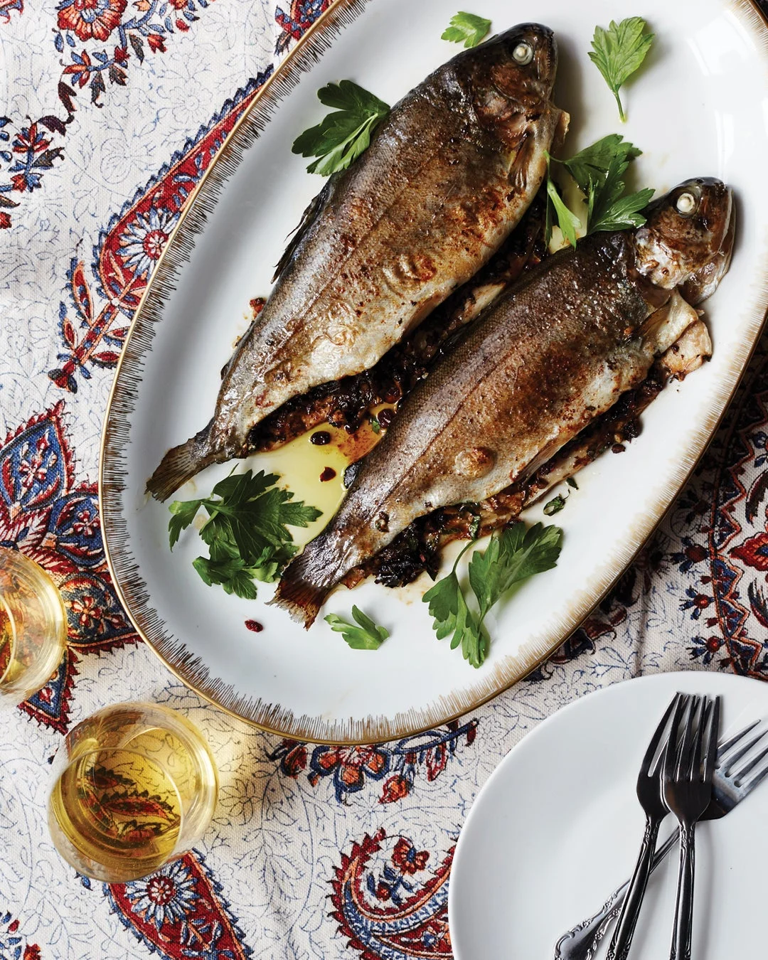 A Culinary Journey Through Ancient Flavors: Unveiling the Art of Stuffed Trout with Barberries and Tamarind