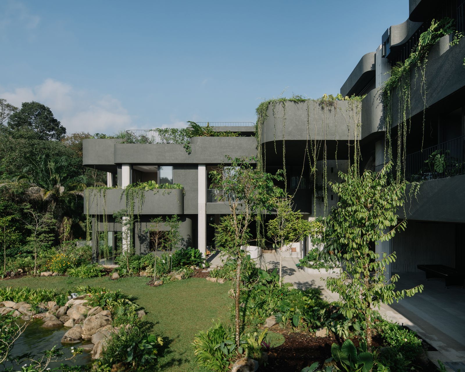 A Nature Sanctuary Amidst Urbanity: Yew Architects’ Sculptural Concrete Residence Redefines Tropical Living in Singapore