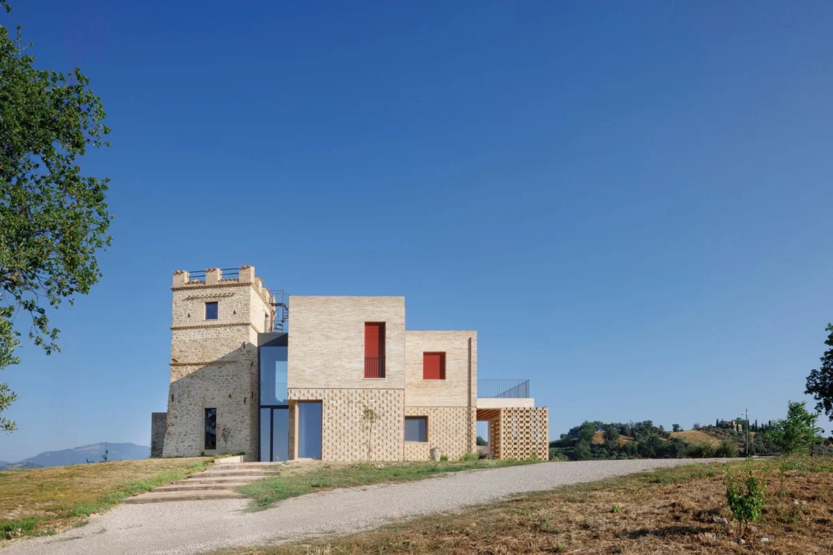 A Symbiotic Revival: Marrying a 17th-Century Watchtower with a Contemporary Family Home in Italy’s Earthquake-Prone Abruzzo