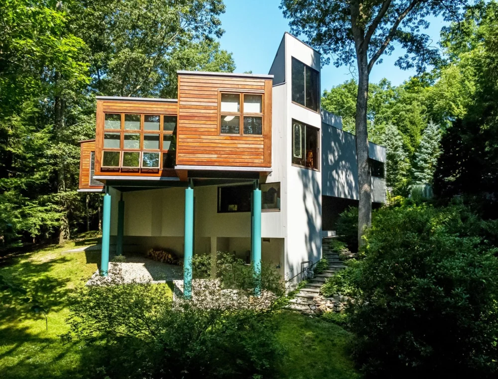 In Connecticut, a 1970s Forest Home by Leonard Perfido in Weston Asks $1.6 Million, Blending Mid-Century Modernism with Contemporary Luxury.