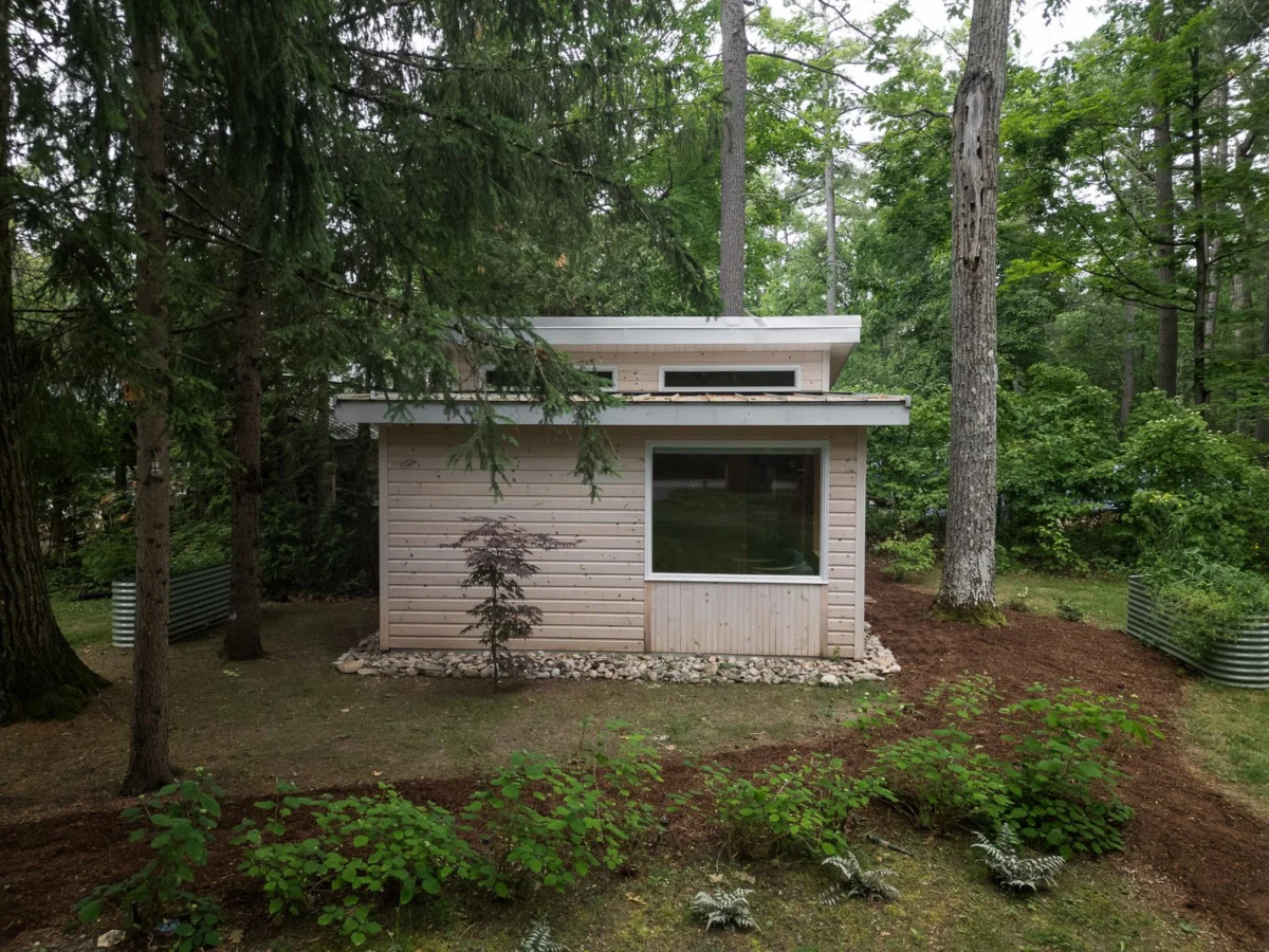 A 260-Square-Foot Retreat Blends Seamlessly with Old-Growth Forests on Sturgeon Lake, Ontario, Redefining Sustainable Lakeside Living