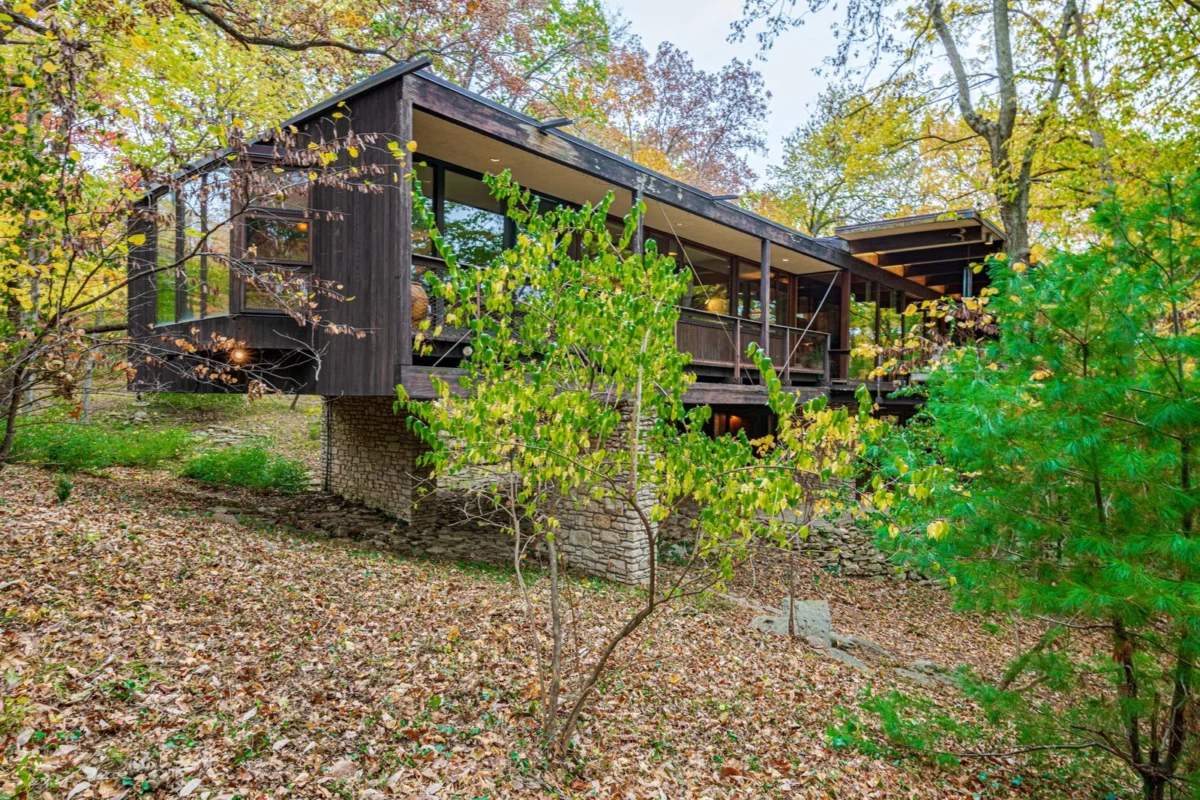 The Bedrooms Cantilever Over the Woods in This $1.6M Missouri Midcentury