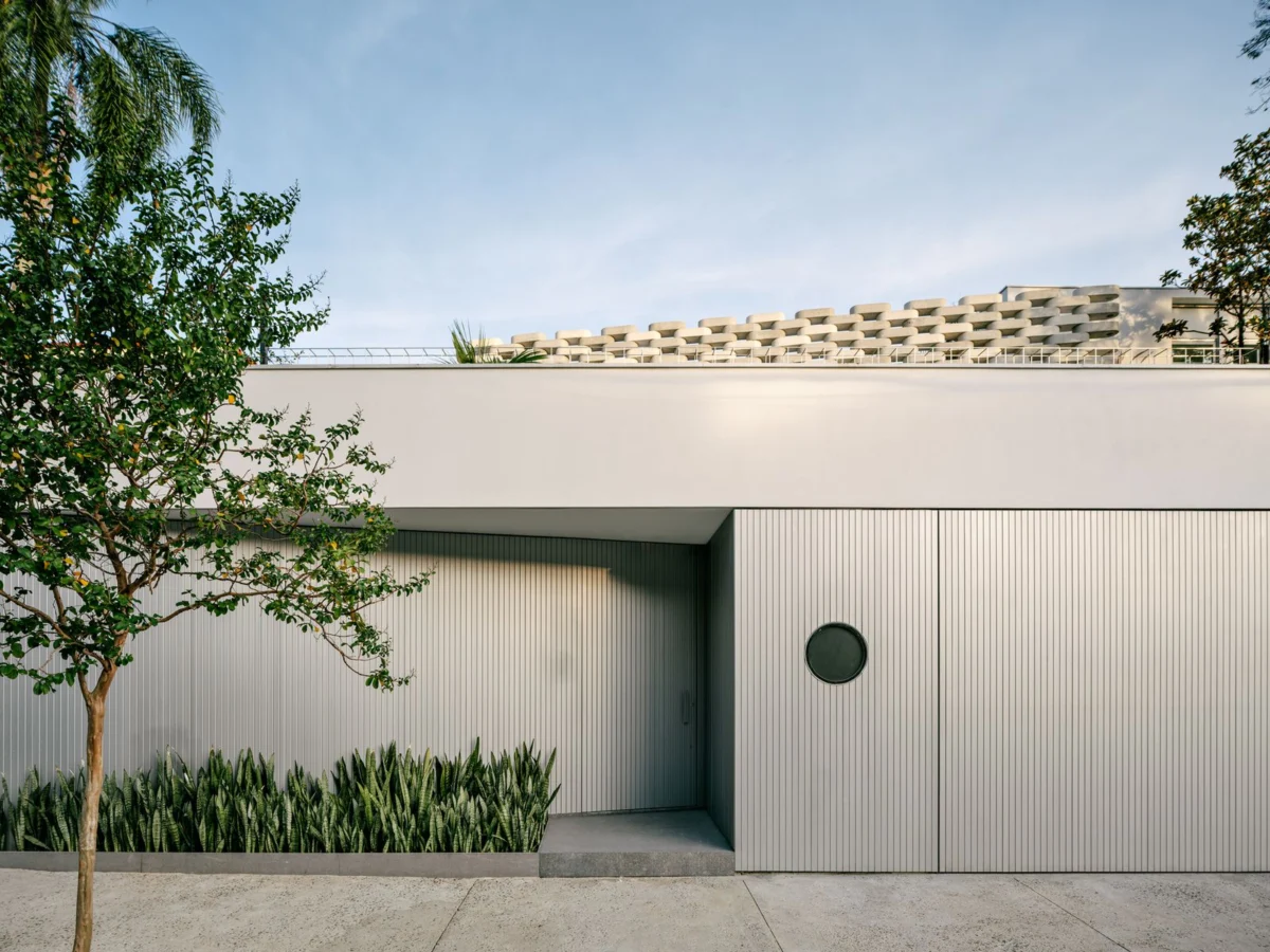 A New Icon of Tropical Modernism: Andrea Guerra’s São Paulo Residence Redefines Urban Living with Geometric Precision and Seamless Integration.