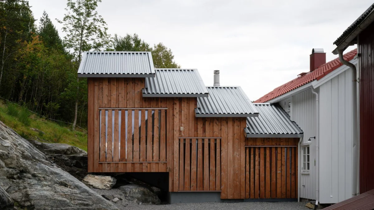 Innovative Timber Extension Harmonizes Modern Design with Traditional Norwegian Smallholding in Nesjestranda