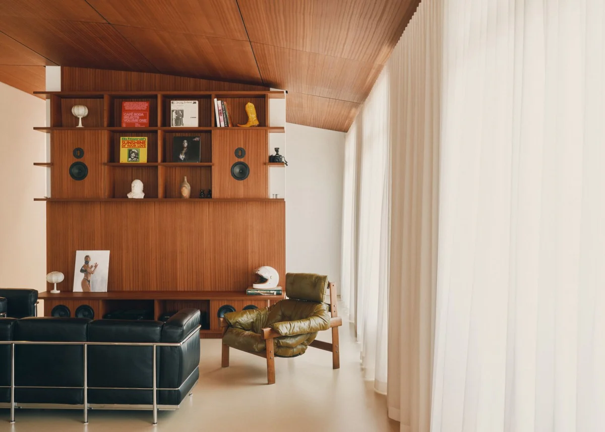 A Berlin Loft Reimagined: Blending Mid-Century Modernism with Japanese Serenity and Seamless Smart Home Integration