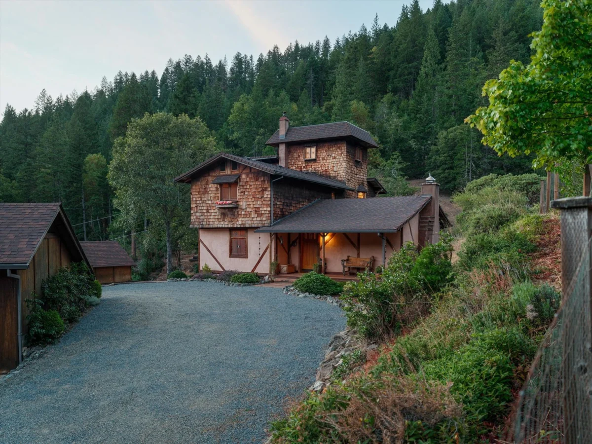 A Handcrafted 1975 Estate in Grants Pass, Oregon, Offering Artistic Craftsmanship and Expansive Rural Living for $899,000