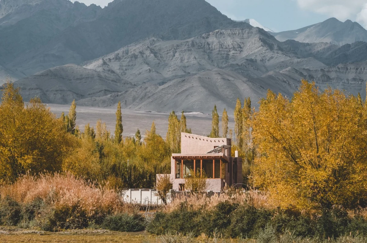 A Harmony of Heritage and High-Altitude Resilience: Gulzar Hussain’s Adobe Residence in Ladakh Redefines Sustainable Living