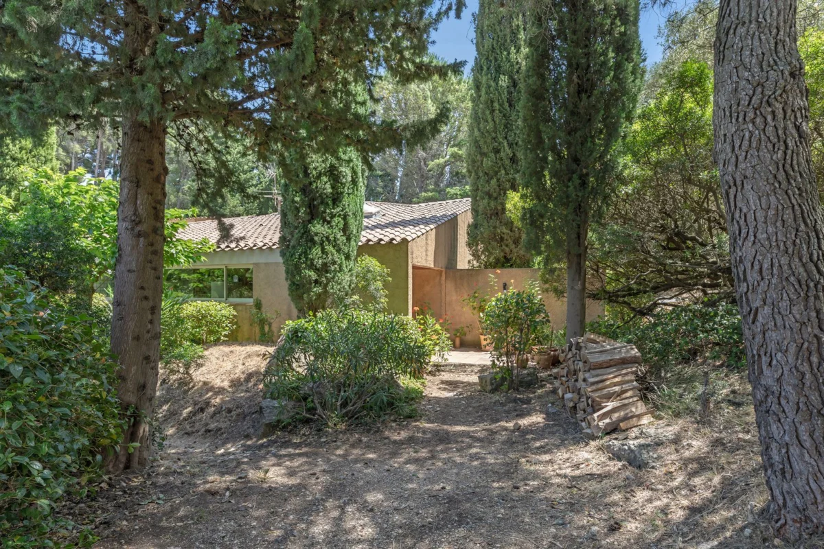 Modernist Masterpiece by Jean Parente in La Cadière-d’Azur Hits Market for €1.15 Million, Blending Vernacular Charm with Mid-Century Influences