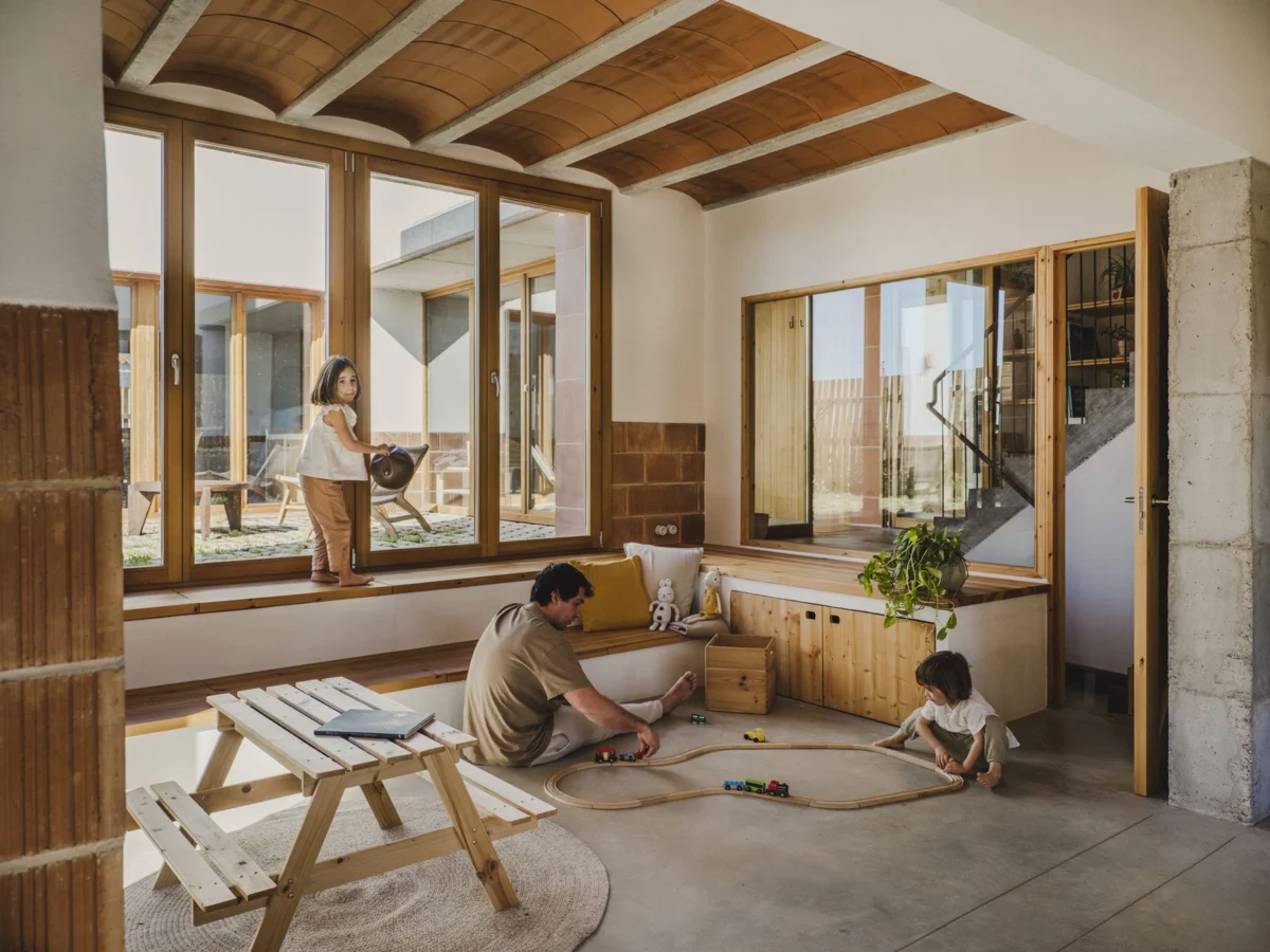 Slow Studio Masterfully Crafts Sustainable Family Haven on Challenging Costa Daurada Lot