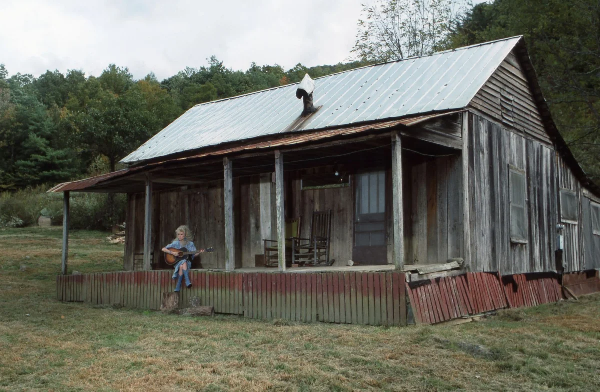 The Enduring Foundation: How Dolly Parton’s Childhood Home Became Her Guiding Star and a Symbol of Authentic Success