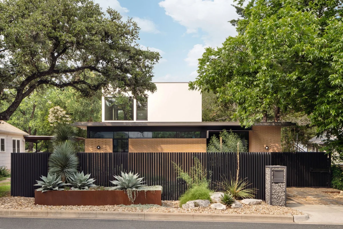 The Oak Trees Are “Like Roommates” at This Midcentury-Inspired Austin Home